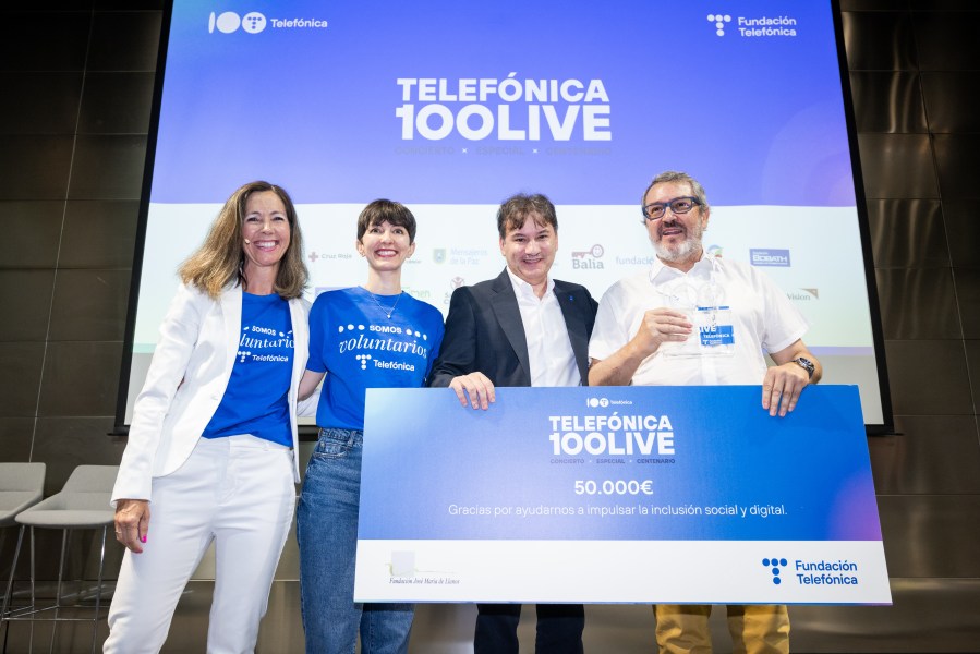 Representantes de Telefónica haciendo entrega de la recaudación a Fundación José María de Llanos.