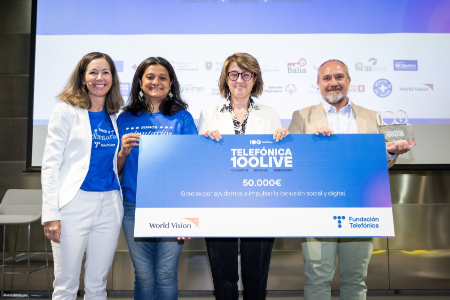 Representantes de Telefónica haciendo entrega de la recaudación a World Vision.