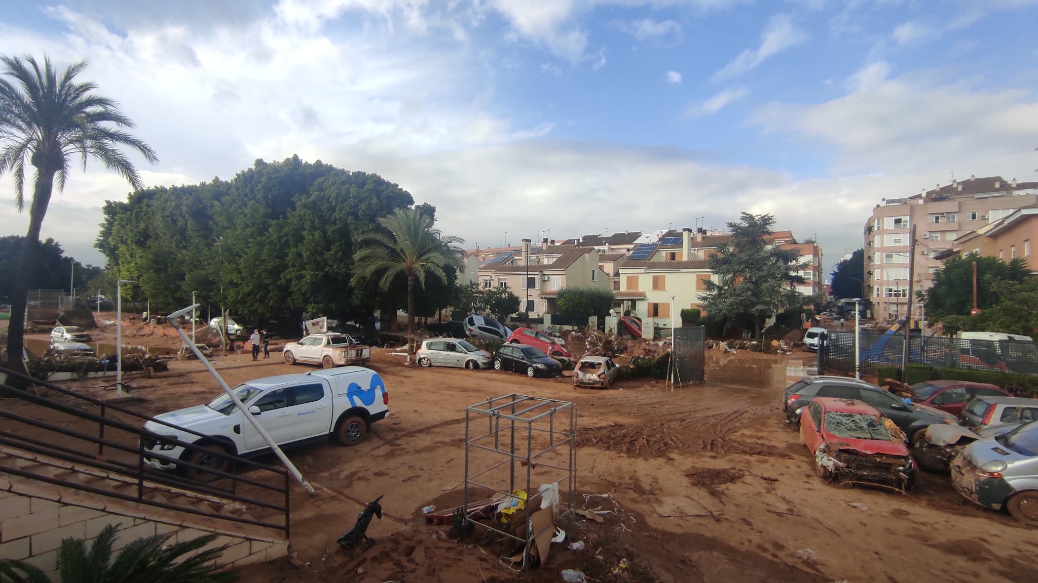 Vehículo de Movistar con material para recuperar el servicio en zona afectada por la DANA.