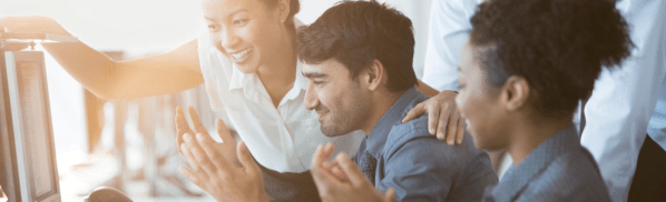 Personas trabajando en equipo frente a un PC