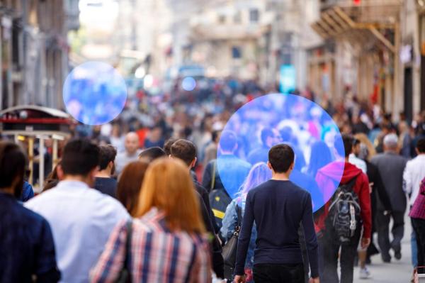 Multitud urbana con personas resaltadas