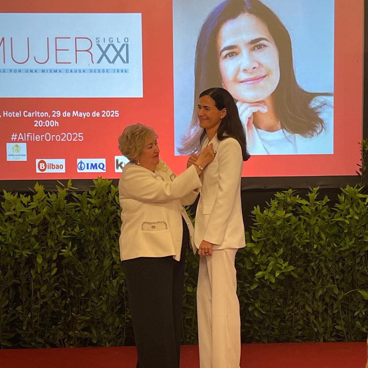 Laura Abasolo en el momento de recibir el Premio Alfiler de Oro 2025