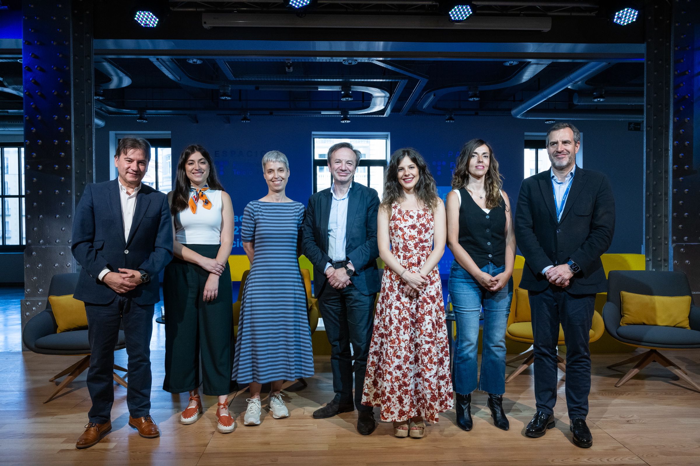 De izquierda a derecha: Luis Prendes, Patricia Ruiz, Marta Beltrán, Juan Luis Redondo, Lola Almendros, Elena Sanz y Pablo Gonzalo. Créditos: Cortesía de Fundación Telefónica. Fotografía Javier Arias