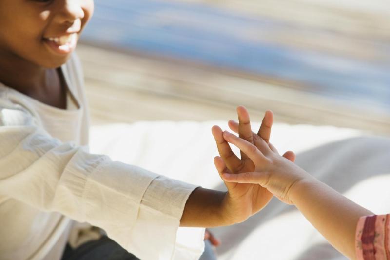 Manos de personas unidas para mostrar el respeto por los derechos humanos.