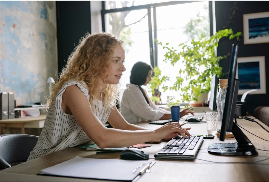 Chca joven delante de un ordenador