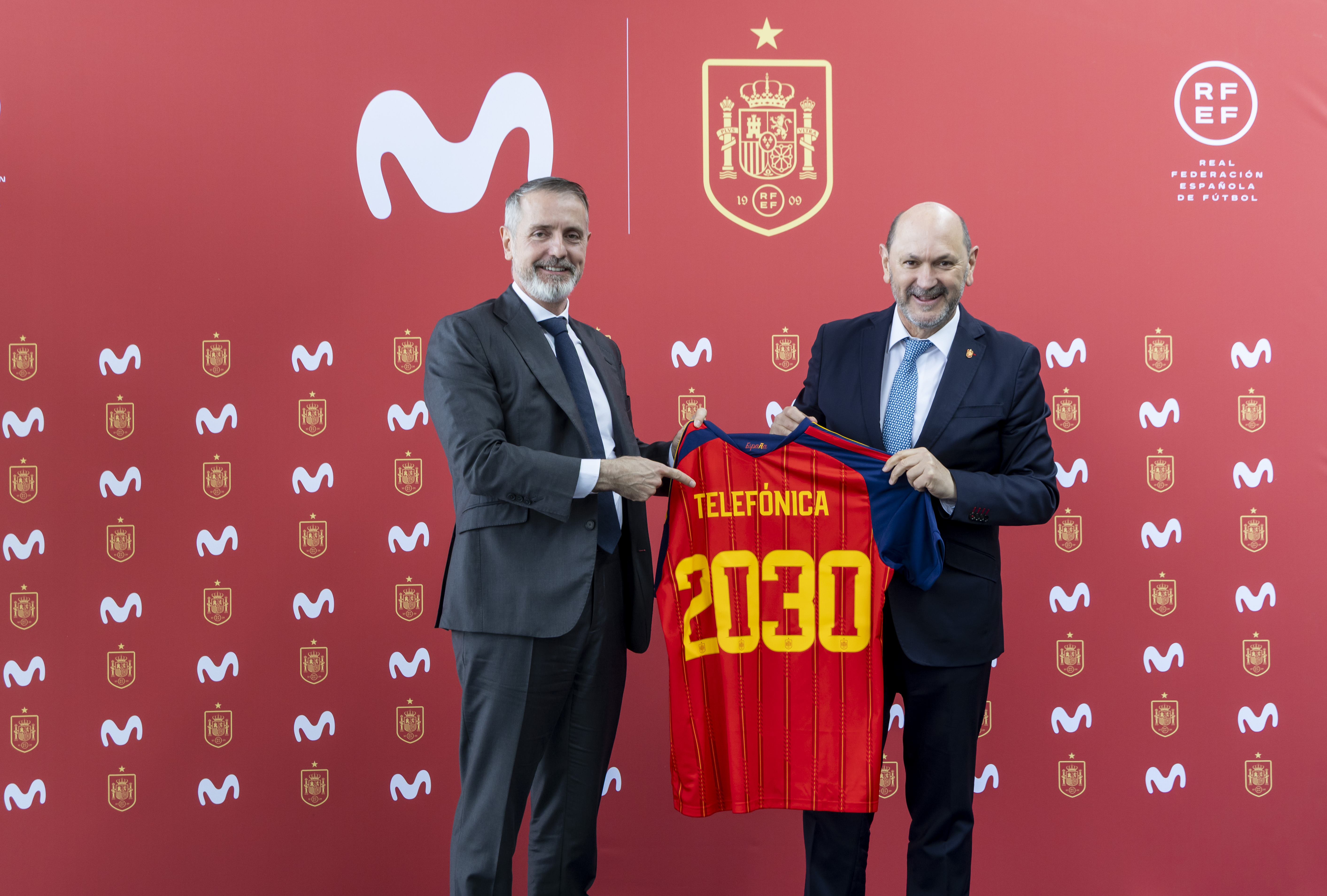 De izquierda a derecha, Marc Murtra, presidente de Telefónica, y Rafael Louzán, presidente de la Real Federación Española de Fútbol.