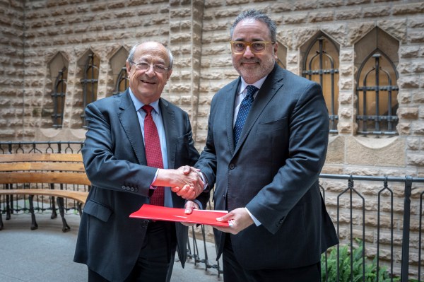 Foto: El presidente delegado de la Junta Constructora de la Sagrada Familia, Esteve Camps, y el director general de Telefónica en Cataluña, Chema Casas