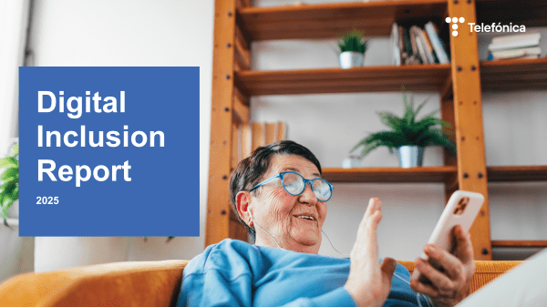Portada del Digital Inclusion Report 2025 de Telefónica con una persona mayor usando su smartphone.