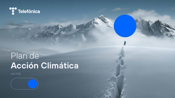 Portada del Plan de acción climática de Telefónica con una persona caminando sobre la nieve hacia una cordillera de montañas nevadas y un gran círculo azul sobre el paisaje. El texto visible dice “Telefónica”. “Plan de Acción Climática”. “Julio 2026”.