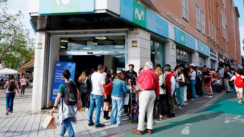 Imagen mostrando a gente haciendo cola delante de una tienda Movistar en Sevilla para ver el espacio temático
