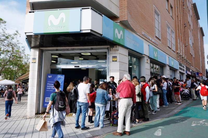 Imagen mostrando a gente haciendo cola delante de una tienda Movistar en Sevilla para ver el espacio temático