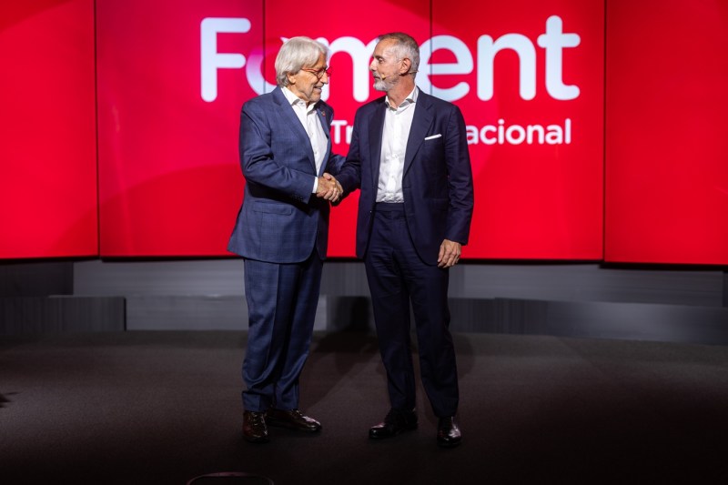 Marc Murtra, presidente ejecutivo de Telefónica, dando la mano a Josep Sánchez Llibre, presidente de Foment del Treball