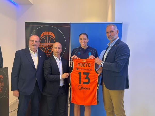 Pie de foto (de izda a dcha): Vicente Solá, presidente del Valencia Basket; Jorge García, director autonómico de Telefónica en la Comunitat Valenciana; Helena Pueyo, nuevo fichaje del Club; y Víctor Luengo, director de relaciones externas e institucionales del Valencia Basket.