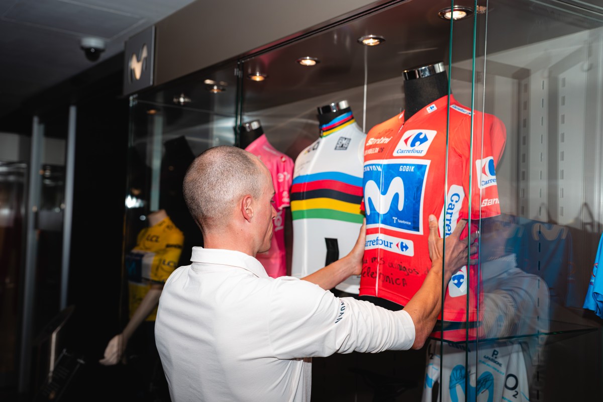 Foto con Enric Mas incorpora su maillot al Museo de Patrocinios de Telefónica