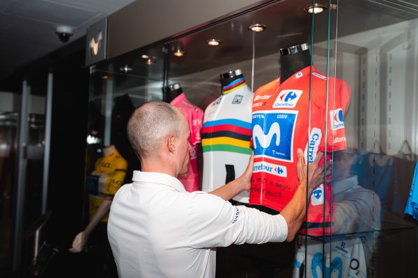 Foto con Enric Mas incorpora su maillot al Museo de Patrocinios de Telefónica